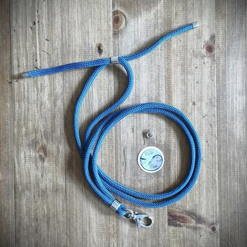 Cordon de téléphone bleu